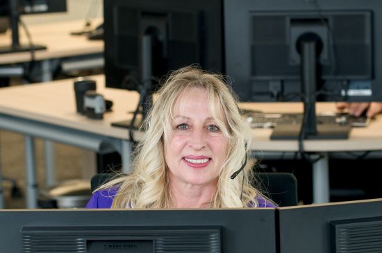 Team - Heike Deichmann am Arbeitsplatz 2