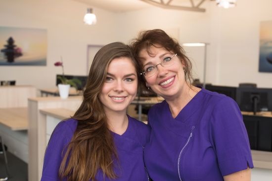 Team - Ina und Beate - lila Kittel vor Theke
