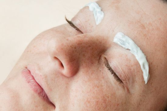 augenbrauen-entstehen-brauen-betaeuben-permanent-make-up