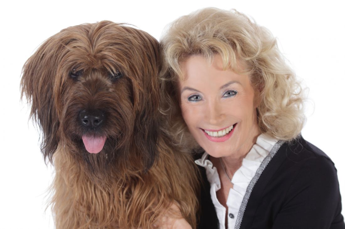best-ager-permanent-make-up-alter-dame-gesamteindruck-mit-hund