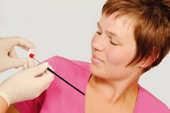 lippen-entstehen-farbe-anmischen-permanent-make-up
