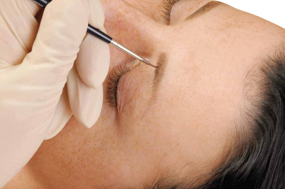 augenbrauen-entstehen-aufzeichnen-augenbrauen-mit-pinsel-permanent-make-up