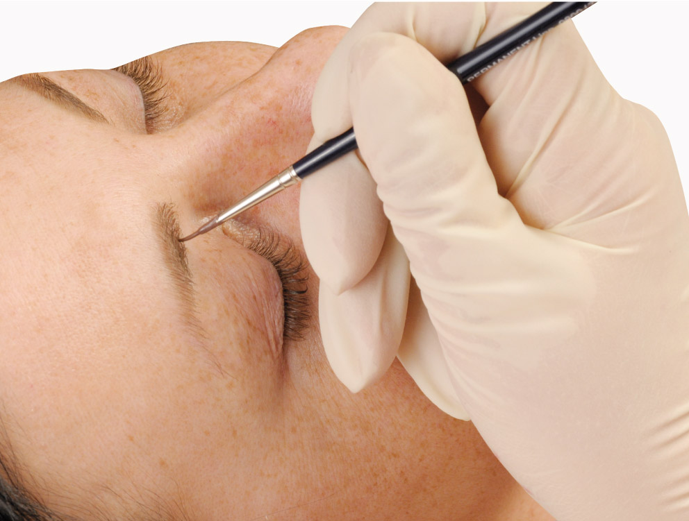 ___augenbrauen-permanent-make-up-werden-mit-pinsel-vorgemalt