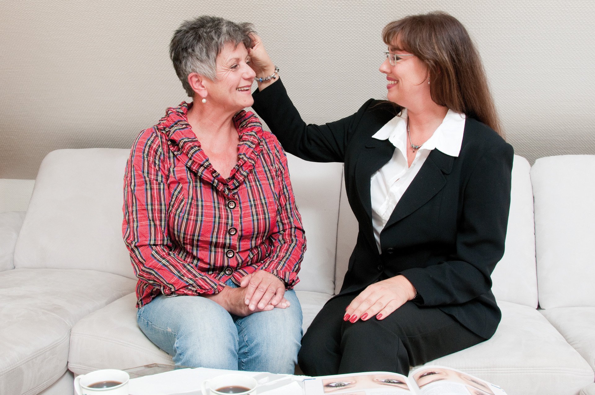 beratung-kundenwunsch-ansehen-permanent-make-up