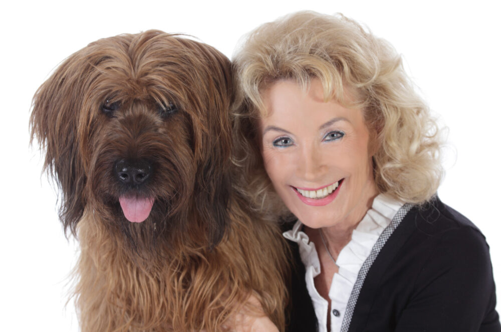 best-ager-permanent-make-up-alter-dame-gesamteindruck-mit-hund