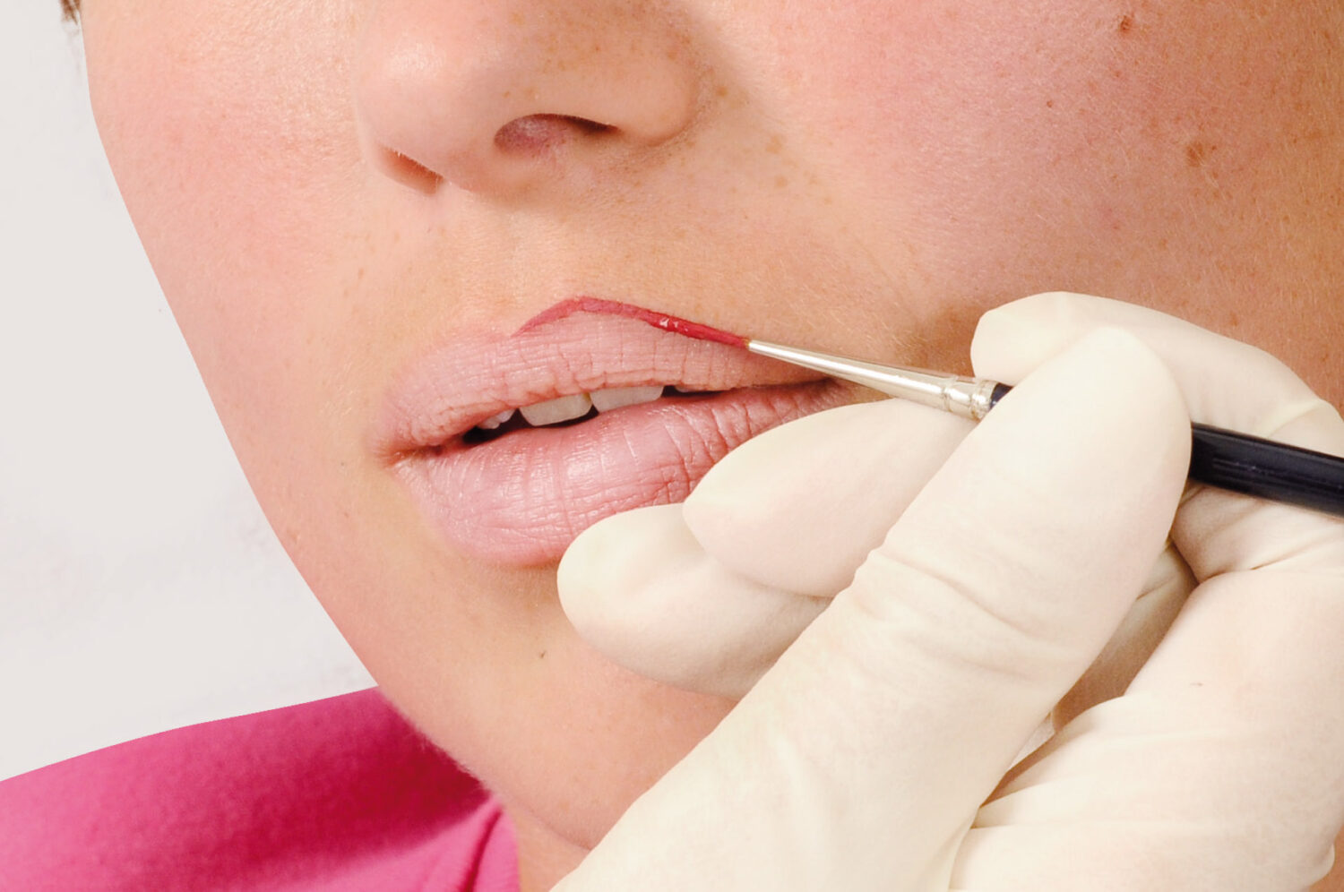lippen-entstehen-kontur-anzeichnen-oberlippe-permanent-make-up
